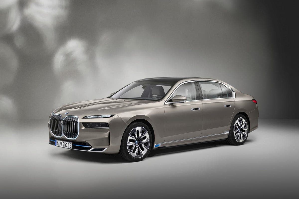 BMW 7-series electric car with a range of up to 483 km is announced