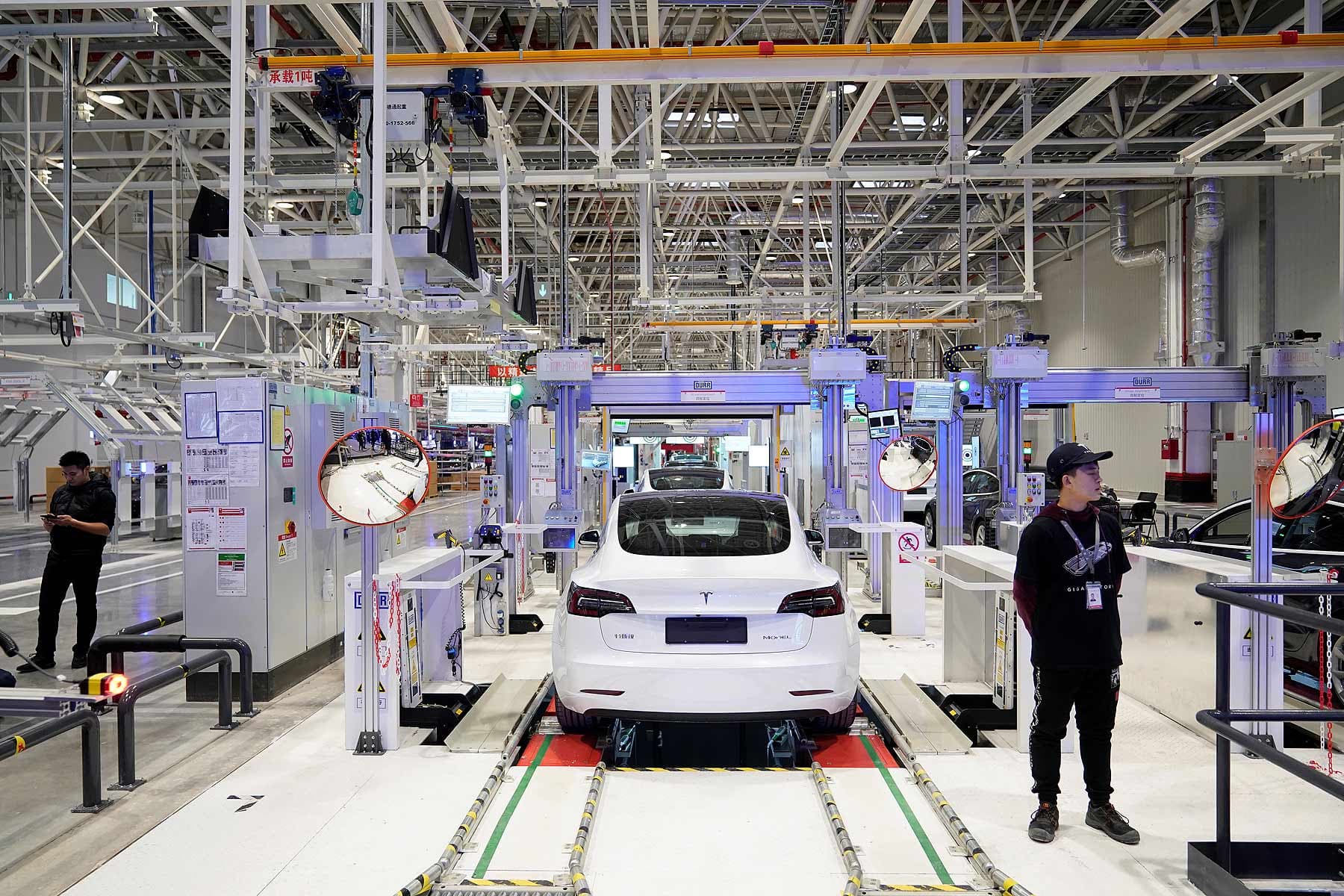 Tesla resumed production in Shanghai, forbidding employees to leave the plant